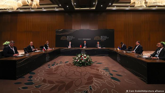 Antalya Diplomasi Forumu'nda bir araya gelen Rusya Dışişleri Bakanı Sergey Lavrov, Ukrayna Dışişleri Bakanı Dimitro Kuleba ve ev sahibi Türkiye Dışişleri Bakanı Mevlüt Çavuşoğlu
