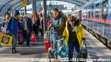 08/03/2022 *** Berlin, ukrainische Flüchtlinge kommen am Berliner Hauptbahnhof an. Die Ukrainer selbst möchten nicht als Flüchtlinge angesehen werden, sondern als Reisende. Ankommende mit Gepäck und Hund auf dem Bahnsteig.