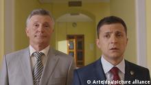 Wolodymyr Selenskyj (r) als Wassyl Petrowitsch Holoborodko, Präsident der Ukraine, und Stanislaw Boklan als Jurij Iwanowytsch Schujko, Ministerpräsident, in einer Szene aus «Diener des Volkes» (undatierte Aufnahme). Die Comedy-TV-Serie mit dem ukrainischem Präsidenten ist zur Zeit in der Arte Mediathek verfügbar. (zu dpa: «Arte: Mehr Interesse für Comedy-TV-Serie mit ukrainischem Präsidenten») +++ dpa-Bildfunk +++