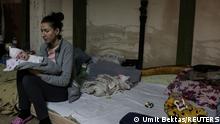 O mamă cu bebelușul ei într-un adăpost la subsolul unui spital din Kiev (la sfârșitul lunii februarie) 