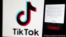 Auf TikTok in Russland ist die Nachricht auf Russisch zu lesen: Wir haben einige TikTok-Funktionen in Ihrer Region eingeschränkt. Sie können vorübergehend keine Videos einstellen oder live übertragen. Wir werden Sie informieren, sobald diese Funktionen wieder verfügbar sind. Wir entschuldigen uns für die Unterbrechung unseres Dienstes. Tiktok schränkt den Dienst in Russland ein, da nach einer Gesetzesänderung Gefängnisstrafen für Äußerungen drohen, die von der offiziellen Darstellung des Krieges in der Ukraine abweichen.