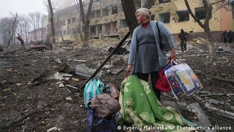 Положението в обсадения украински град Мариупол става все по неудържимо Отчаяни