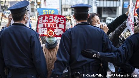 Demonstranci pod ambasadą Rosji w Tokio