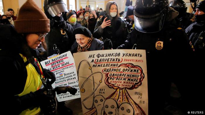یلینا اوسیپووا، فعال معروف جنبش صلح که ۷۷ سال سن دارد، نیز در جریان اعتراض‌های ضد جنگ در شهر پترزبرگ بازداشت شد. 