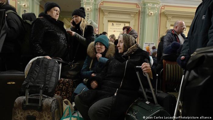 Personas que llegaron a Polonia y esperan en la estación de tren de Przemysl para saber si siguen viaje, el 8 de marzo de 2022.