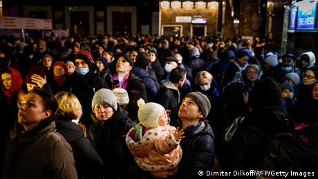 Tłum w zatłoczonej hali dworca