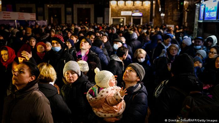 Ucranianos esperando un tren en Kiev para salir de su país. (5.03.2022).