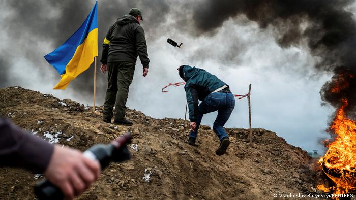 Civiles ucranianos lanzan bombas molotov.
