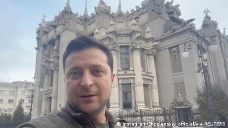 Wołodymyr Zełenski przed Domem z Chimerami w Kijowie, rezydencją prezydentów Ukrainy