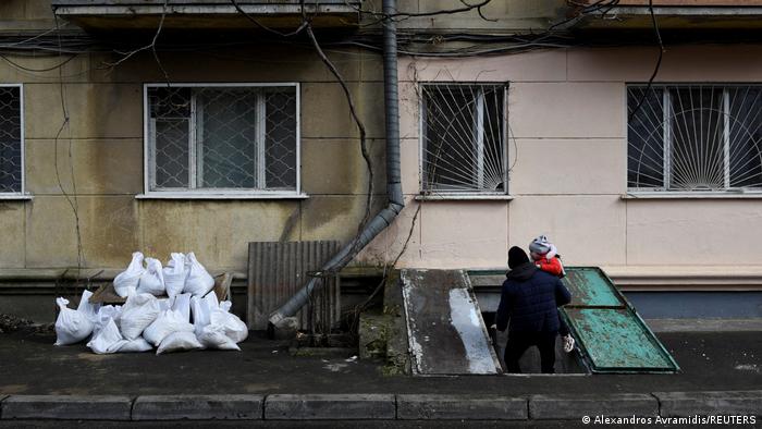 ویکتور اناتولیویچ ۲۷ ساله در نهم مارچ با دختر سه ساله اش در شهر اودسا از ترس حملات روسیه در یک زیرزمینی پناه می‌جویند.
