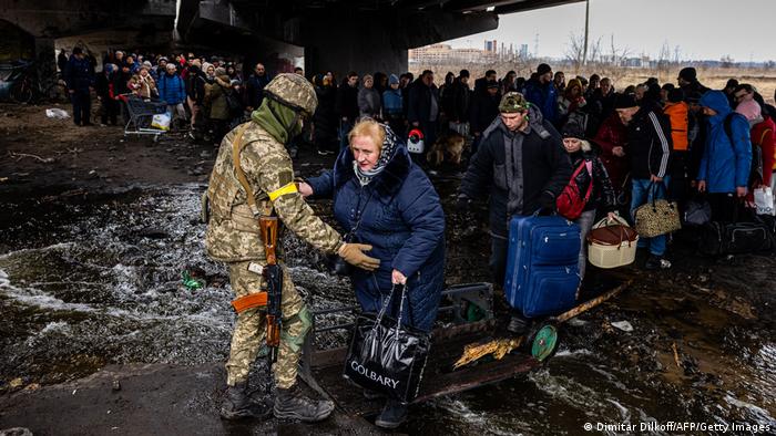 Bildergalerie Ukraine-Krieg, Momentaufnahmen zwei Wochen | Irpin, Flüchtende unter Brücke