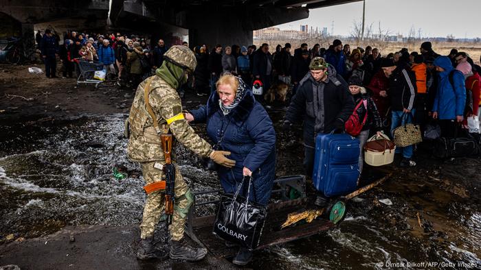 Ukrayna'nın İrpin kentinde savaştan kaçan siviller
