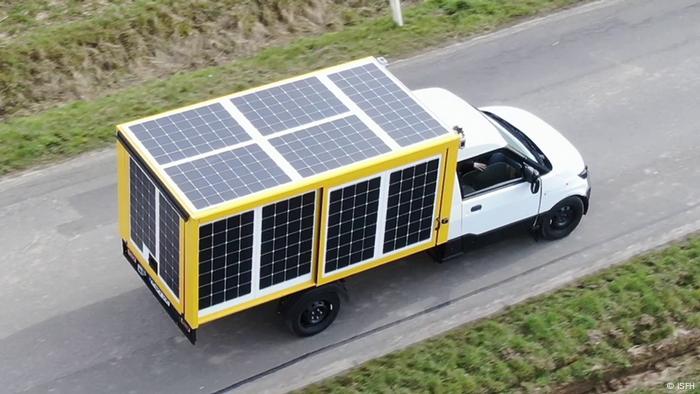 E-Transporter mit integrierten Solarzellen auf einer Straße