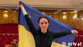 Dirigentin Oksana Lyniv mit ukrainischer Flagge