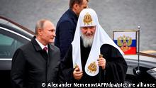 Der russische Präsident Wladimir Putin (l) und der Vorsteher der Russischen-Orthodoxen Kirche, Patriarch Kyrill I. (r) kommen am 04.11.2017 anlässlich des Tages zur Einheit des Volkes auf den Roten Platz in Moskau (Russland). Der Tag der Einheit des Volkes wird traditionell am 04.11. gefeiert und erinnert an die Befreiung Moskaus 1612 von polnisch-litauischer Besatzung. Foto: Alexander Nemenov/POOL AFP/dpa +++ dpa-Bildfunk +++