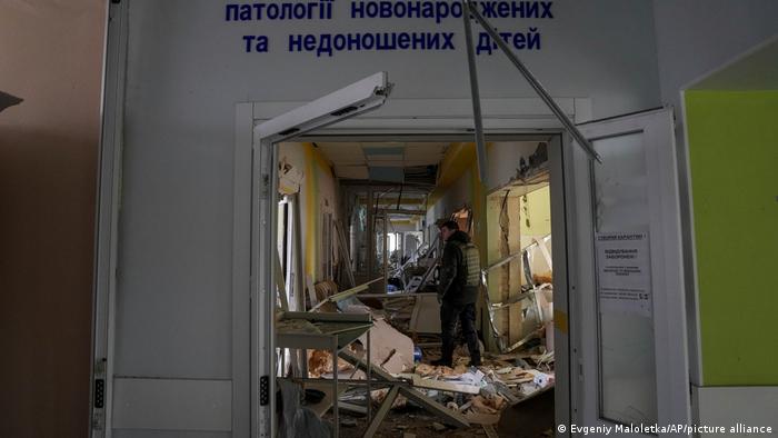Un voluntario trabaja en el interior del hospital de maternidad dañado por los bombardeos en Mariúpol, Ucrania.