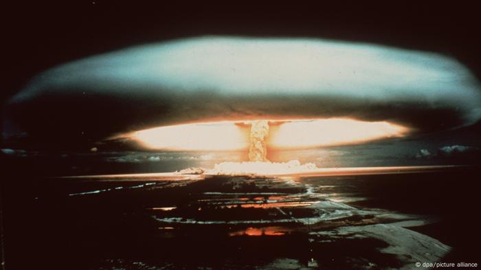 Un hongo radioactivo luego de la explosión de una bomba atómica. (Imagen de archivo de un test nuclear en el atolón de Muroroa, en 1971.