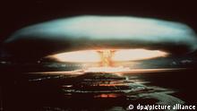 30.11.1070****ARCHIV - Nach der Explosion einer französischen Atombombe 1971 schwebt dieser riesige Atompilz über dem Mururoa-Atoll. (zu dpa Friedensforscher: Modernisierungskurs bei Atomwaffen hält an) +++ dpa-Bildfunk +++