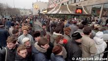 Cientos de moscovitas hacen cola alrededor del primer restaurante McDonald's de la Unión Soviética el día de su inauguración, el miércoles 31 de enero de 1990.