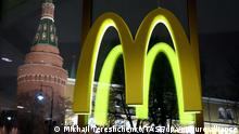***Quelle: staatlich russische Bildagentur TASS*** 
MOSCOW, RUSSIA - JANUARY 29, 2021: A logo outside a McDonald's restaurant in Manezhnaya Square. Lockdown has been lifted in Moscow allowing bars, restaurants, and other public eating places to resume work during night time. Mikhail Tereshchenko/TASS