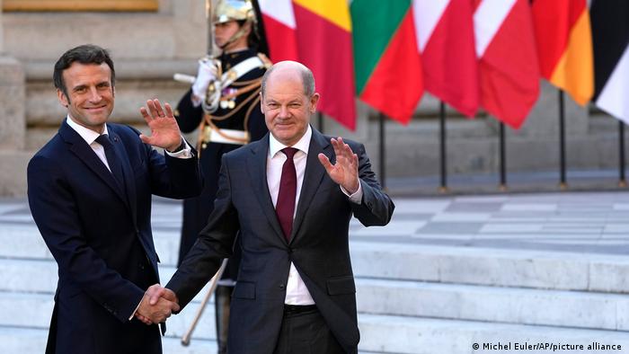 الرئيس الفرنسي ماكرون يستقبل المستشار الألماني شولتس في مستهل قمة فرساي للقادة الأوربيين