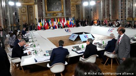 Лідери країн ЄС обговорюють Україну на саміті у Версалі