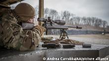  Civiles asisten a ejercicios tácticos y de tiro en el sexto día desde el inicio de los ataques rusos a gran escala en el país, en Dnipro, Ucrania, el 1 de marzo de 2022.