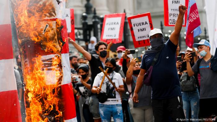 Foto de manifestantes contra acuerdo de FMI en Argentina