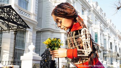 BdT Großbritannien Little Amal legt Blumen der Solidarität vor der Ukrainischen Botschaft ab
