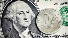 Ein-Rubel-Münze auf einer Ein-Dollar-Note