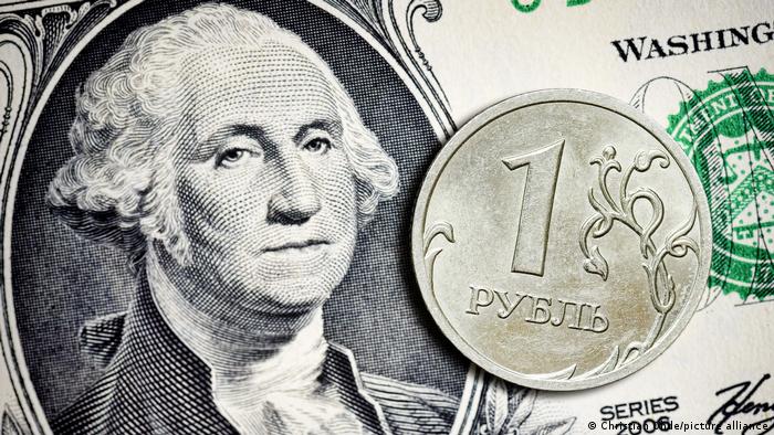 Ein-Rubel-Münze auf einer Ein-Dollar-Note