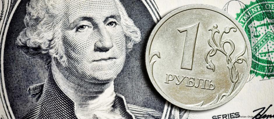 Desde o início do ano, o rublo perdeu 16% de seu valor em relação ao dólar e 13% em relação ao euro