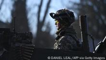 26.2.2022, Kiew, Ukraine, TOPSHOT - A Ukrainian soldier in an armoured vehicle waits on the west side of the Ukrainian capital of Kyiv on February 26, 2022. - Ukrainian soldiers beat back a Russian attack in the capital Kyiv only hours after President Volodymyr Zelensky warns Moscow would attempt to take the city before dawn. (Photo by Daniel LEAL / AFP) (Photo by DANIEL LEAL/AFP via Getty Images)