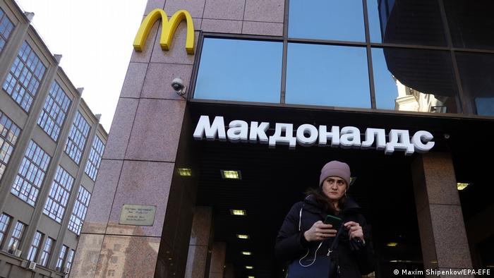 Mujer delante de un McDonald's en Moscú.