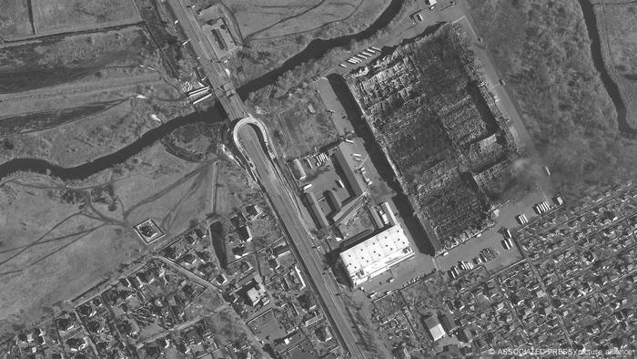 Imagen de satélite proporcionada por Maxar Technologies que muestra edificios de almacenes destruidos en Stoyanka, Ucrania, al oeste de Kiev