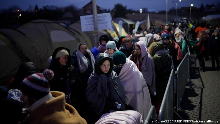 Refugiados que huyen de la guerra en Ucrania hacen fila en el paso fronterizo de Medyka, Polonia