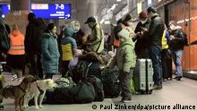 Flüchtlinge aus dem ukrainischen Kriegsgebiet warten im Hauptbahnhof Berlin. Am späten Abend kamen schätzungsweise 300 Menschen mit einem Zug in Berlin an. Zahlreiche freiwillige Helfer kümmerten sich anschließend um die Gestrandeten.