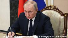 Das von der staatlichen russischen Nachrichtenagentur Sputnik veröffentlichte Poolfoto zeigt Wladimir Putin, Präsident von Russland, der eine Sitzung mit Regierungsmitgliedern per Telefonkonferenz leitet. +++ dpa-Bildfunk +++
***Achtung, dieses Bild stammt von der staatlichen russischen Bildagentur SPUTNIK***