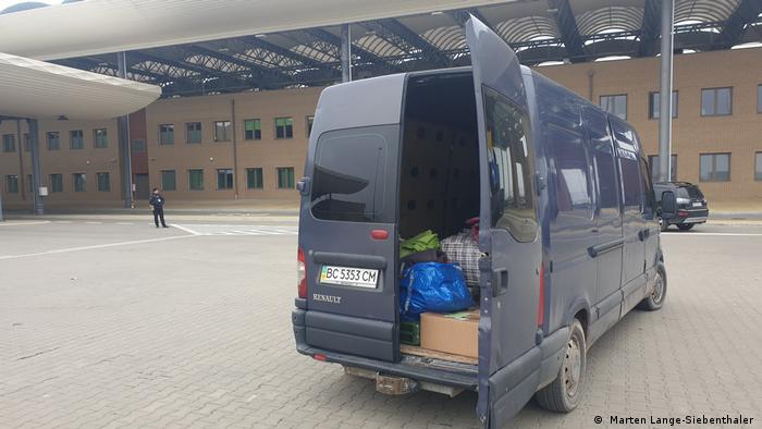 Ukrainischer Lieferwagen Grenzübergang Dołhobyczów für die Verteilung der Hilfsgüter im Land