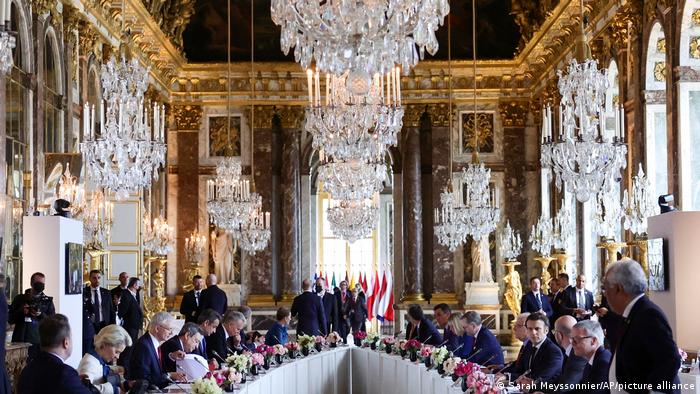 Líderes europeos cenan y hablan de la guerra en Ucrania en el Salón de los Espejos del Palacio de Versalles, en Francia.