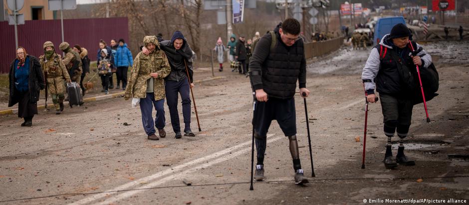 Civiles discapacitados y soldados heridos evacuan Irpin.