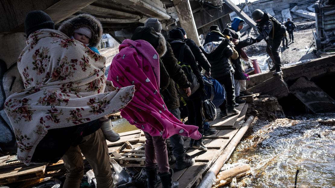 د اوکراین د ارپین پر پل ملکي وګړي د تيښتې په حال کې د اوکراین د ارپین پر پل ملکي وګړي د تيښتې په حال کې