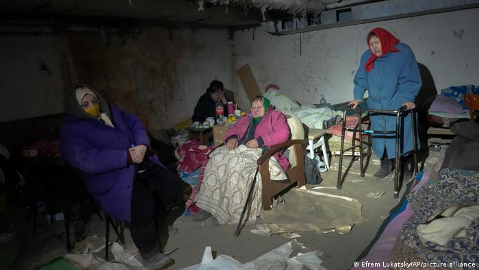 Au nord de Kiev, des habitants cherchent à se protéger des frappes aériennes