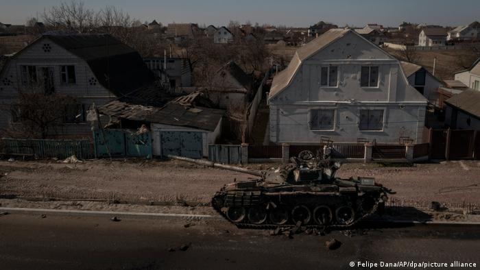 Ukrayna'nın başkenti Kiev yakınlarındaki Brovary'de vurularak kullanılamaz hale gelen bir Rus tankı