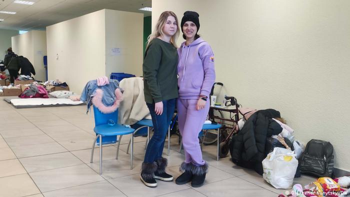 Оксана з Харкова (ліворуч) планує далі рушити до Кракова