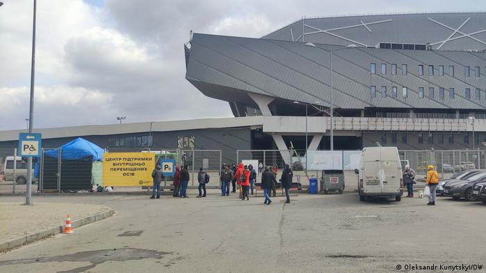 Вхід на Арену Львів, де реєструють і розподіляють біженців 