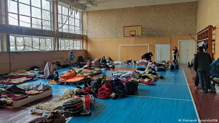 Размещение беженцев в спортзале львовской школы номер 72