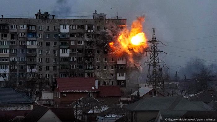 Cerco a Mariupol continua e agrava situação humanitária da cidade, em meio a bombardeios e à falta de recursos essenciais