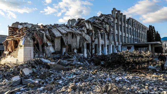 Foto de un edificio derrumbado en Ucrania