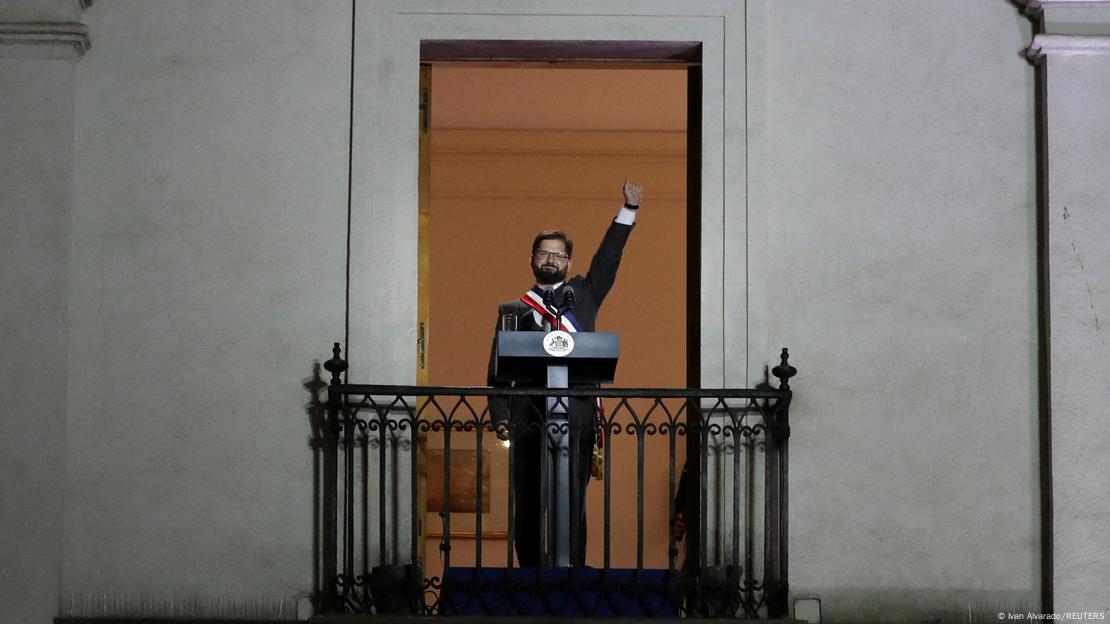 Chile | Toma de posesión del presidente Gabriel Boric, en 2022. Boric saluda desde un balcón. Chile | Toma de posesión del presidente Gabriel Boric, en 2022. Boric saluda desde un balcón.